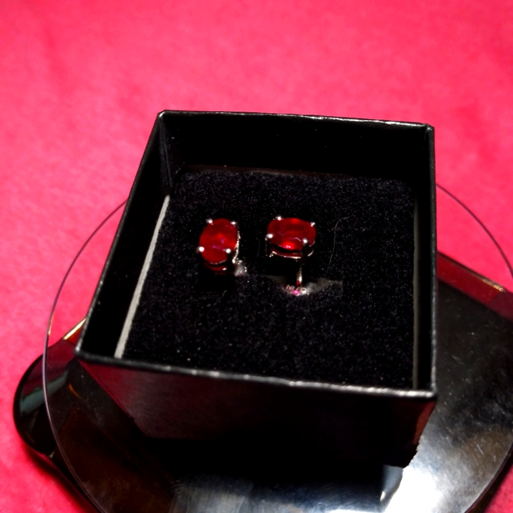 @regaliaboutique's won natural white gold over sterling silver Ruby earring - Picture 3 of 3